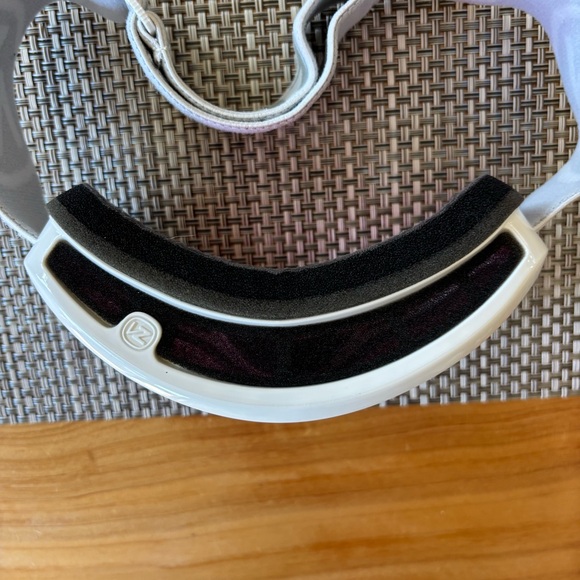 Von Zipper Snowboard Goggles in Rose Lens for Small Faces. - Picture 3 of 3